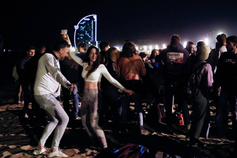La Guardia Urbana de Barcelona, en actuaciones conjuntas con los Mossos d'Esquadra, ha desalojado a 9.055 personas desde las 22.00 horas del sábado hasta las 6.00 del domingo.