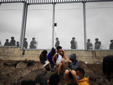 Más de 5.000 inmigrantes entran a nado en Ceuta ante la pasividad de Marruecos
