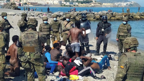 Más de 5.000 inmigrantes entran a nado en Ceuta ante la pasividad de Marruecos
