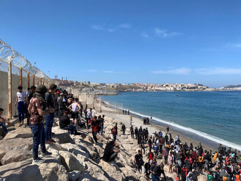 Más de 5.000 inmigrantes entran a nado en Ceuta ante la pasividad de Marruecos