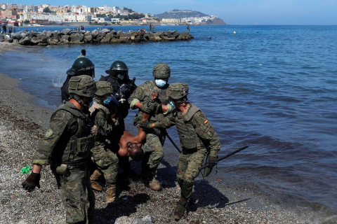 Más de 5.000 inmigrantes entran a nado en Ceuta ante la pasividad de Marruecos