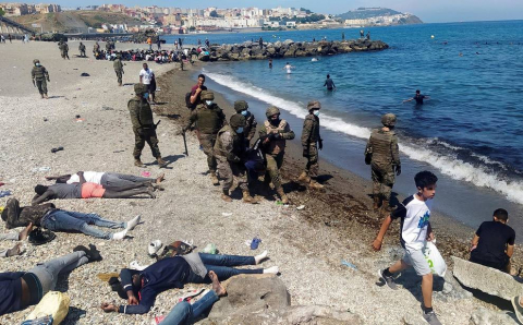 Más de 5.000 inmigrantes entran a nado en Ceuta ante la pasividad de Marruecos
