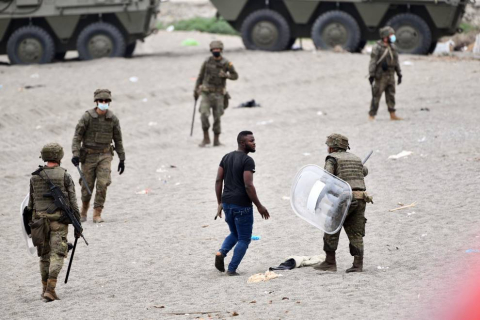 Más de 5.000 inmigrantes entran a nado en Ceuta ante la pasividad de Marruecos