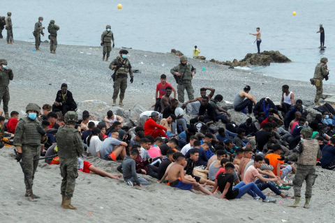 Más de 5.000 inmigrantes entran a nado en Ceuta ante la pasividad de Marruecos