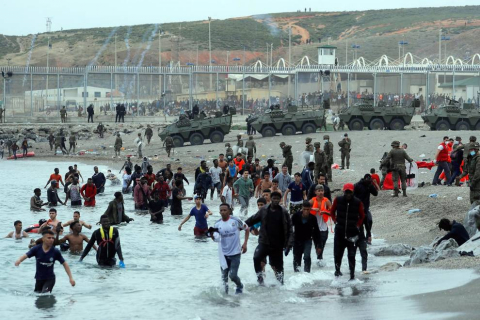 Más de 5.000 inmigrantes entran a nado en Ceuta ante la pasividad de Marruecos