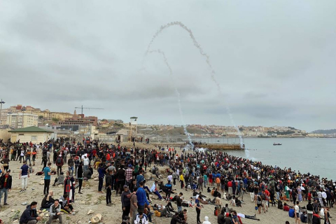 Más de 5.000 inmigrantes entran a nado en Ceuta ante la pasividad de Marruecos