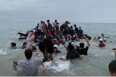 Más de 5.000 inmigrantes entran a nado en Ceuta ante la pasividad de Marruecos