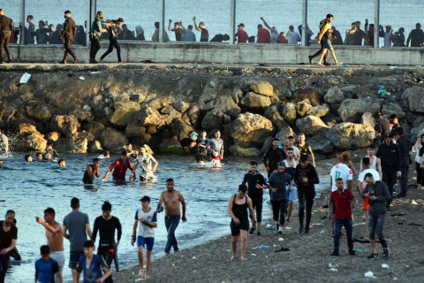 Más de 5.000 inmigrantes entran a nado en Ceuta ante la pasividad de Marruecos