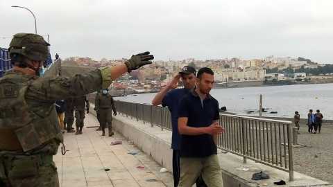 Más de 5.000 inmigrantes entran a nado en Ceuta ante la pasividad de Marruecos