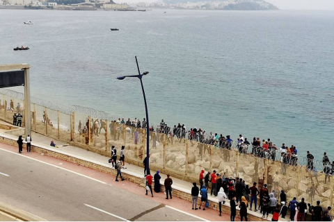 Más de 5.000 inmigrantes entran a nado en Ceuta ante la pasividad de Marruecos