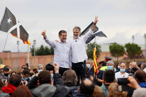 Los presos del procés han abandonado la cárcel pasadas las 12.00 horas de este miércoles después de que el Tribunal Supremo ha ordenado su excarcelación en aplicación del indulto parcial del Gobierno, que conmuta el tiempo que les quedaba por cumplir de las penas de entre nueve y trece años de prisión.