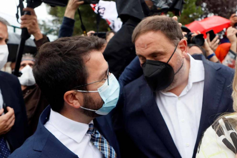 Los presos del procés han abandonado la cárcel pasadas las 12.00 horas de este miércoles después de que el Tribunal Supremo ha ordenado su excarcelación en aplicación del indulto parcial del Gobierno, que conmuta el tiempo que les quedaba por cumplir de las penas de entre nueve y trece años de prisión.
