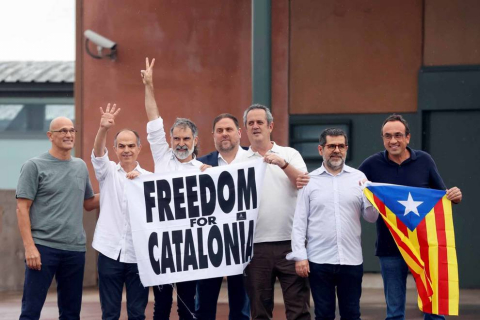 Los presos del procés han abandonado la cárcel pasadas las 12.00 horas de este miércoles después de que el Tribunal Supremo ha ordenado su excarcelación en aplicación del indulto parcial del Gobierno, que conmuta el tiempo que les quedaba por cumplir de las penas de entre nueve y trece años de prisión.