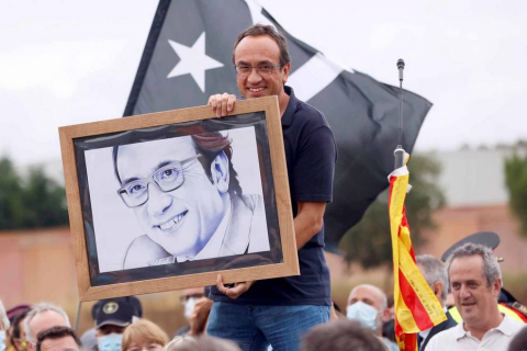Los presos del procés han abandonado la cárcel pasadas las 12.00 horas de este miércoles después de que el Tribunal Supremo ha ordenado su excarcelación en aplicación del indulto parcial del Gobierno, que conmuta el tiempo que les quedaba por cumplir de las penas de entre nueve y trece años de prisión.
