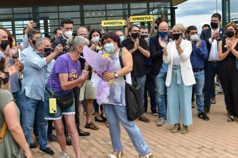 Los presos del procés han abandonado la cárcel pasadas las 12.00 horas de este miércoles después de que el Tribunal Supremo ha ordenado su excarcelación en aplicación del indulto parcial del Gobierno, que conmuta el tiempo que les quedaba por cumplir de las penas de entre nueve y trece años de prisión.