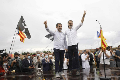 Los presos del procés han abandonado la cárcel pasadas las 12.00 horas de este miércoles después de que el Tribunal Supremo ha ordenado su excarcelación en aplicación del indulto parcial del Gobierno, que conmuta el tiempo que les quedaba por cumplir de las penas de entre nueve y trece años de prisión.