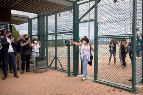 Los presos del procés han abandonado la cárcel pasadas las 12.00 horas de este miércoles después de que el Tribunal Supremo ha ordenado su excarcelación en aplicación del indulto parcial del Gobierno, que conmuta el tiempo que les quedaba por cumplir de las penas de entre nueve y trece años de prisión.