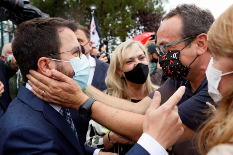 Los presos del procés han abandonado la cárcel pasadas las 12.00 horas de este miércoles después de que el Tribunal Supremo ha ordenado su excarcelación en aplicación del indulto parcial del Gobierno, que conmuta el tiempo que les quedaba por cumplir de las penas de entre nueve y trece años de prisión.
