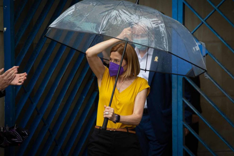Los presos del procés han abandonado la cárcel pasadas las 12.00 horas de este miércoles después de que el Tribunal Supremo ha ordenado su excarcelación en aplicación del indulto parcial del Gobierno, que conmuta el tiempo que les quedaba por cumplir de las penas de entre nueve y trece años de prisión.
