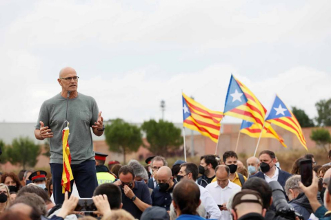 Los presos del procés han abandonado la cárcel pasadas las 12.00 horas de este miércoles después de que el Tribunal Supremo ha ordenado su excarcelación en aplicación del indulto parcial del Gobierno, que conmuta el tiempo que les quedaba por cumplir de las penas de entre nueve y trece años de prisión.