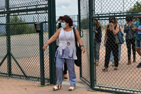 Los presos del procés han abandonado la cárcel pasadas las 12.00 horas de este miércoles después de que el Tribunal Supremo ha ordenado su excarcelación en aplicación del indulto parcial del Gobierno, que conmuta el tiempo que les quedaba por cumplir de las penas de entre nueve y trece años de prisión.