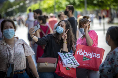 España se ha quitado la mascarilla (solo en exteriores) hace unas horas y la sensación general oscila entre el alivio y la euforia, pero los especialistas y la situación de otros países invitan más bien a la prudencia.
