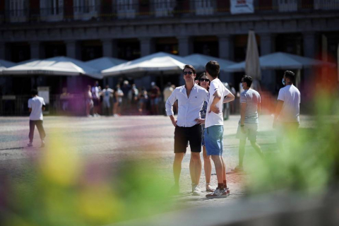 España se ha quitado la mascarilla (solo en exteriores) hace unas horas y la sensación general oscila entre el alivio y la euforia, pero los especialistas y la situación de otros países invitan más bien a la prudencia.
