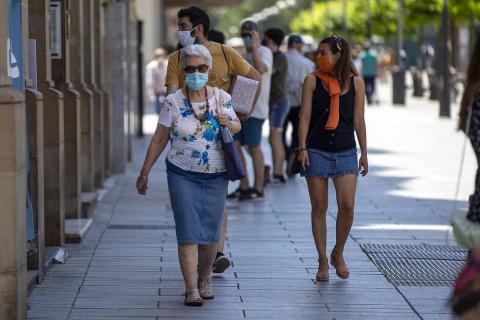 España se ha quitado la mascarilla (solo en exteriores) hace unas horas y la sensación general oscila entre el alivio y la euforia, pero los especialistas y la situación de otros países invitan más bien a la prudencia.