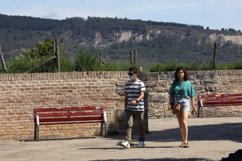 España se ha quitado la mascarilla (solo en exteriores) hace unas horas y la sensación general oscila entre el alivio y la euforia, pero los especialistas y la situación de otros países invitan más bien a la prudencia.