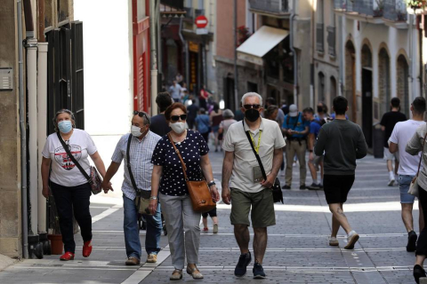 España se ha quitado la mascarilla (solo en exteriores) hace unas horas y la sensación general oscila entre el alivio y la euforia, pero los especialistas y la situación de otros países invitan más bien a la prudencia.