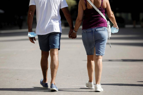 España se ha quitado la mascarilla (solo en exteriores) hace unas horas y la sensación general oscila entre el alivio y la euforia, pero los especialistas y la situación de otros países invitan más bien a la prudencia.