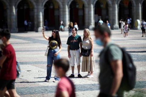 España se ha quitado la mascarilla (solo en exteriores) hace unas horas y la sensación general oscila entre el alivio y la euforia, pero los especialistas y la situación de otros países invitan más bien a la prudencia.