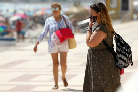 España se ha quitado la mascarilla (solo en exteriores) hace unas horas y la sensación general oscila entre el alivio y la euforia, pero los especialistas y la situación de otros países invitan más bien a la prudencia.