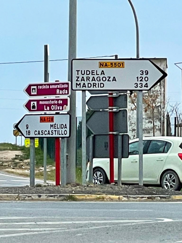 Un vecino alerta del error en el cartel del cruce de Caparroso donde pone mal la localidad de Carcastillo