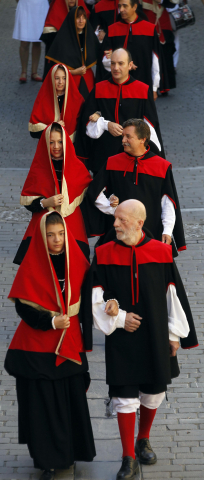 Imágenes de los 50 años del grupo de danzas Rocamador de Sangüesa.