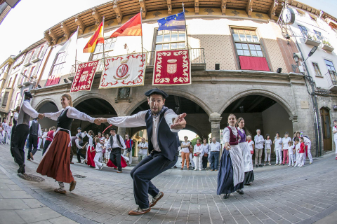 Imágenes de los 50 años del grupo de danzas Rocamador de Sangüesa.