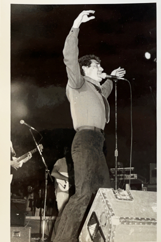 Miguel Ríos, en el escenario de la Plaza de Toros en 1982