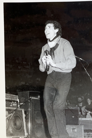 Miguel Ríos, en el escenario de la Plaza de Toros en 1982