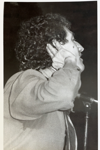Miguel Ríos, en el escenario de la Plaza de Toros en 1982