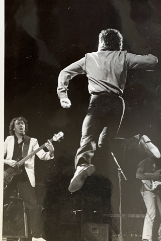 Miguel Ríos, en el escenario de la Plaza de Toros en 1982