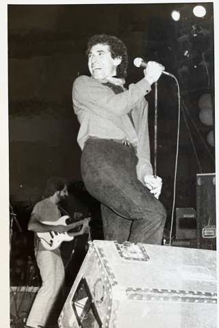 Miguel Ríos, en el escenario de la Plaza de Toros en 1982