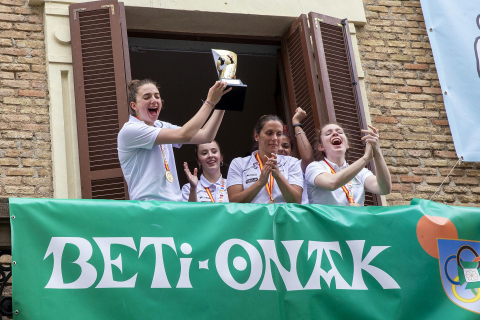 Recibimiento al Gurpea Beti Onak en Villava.