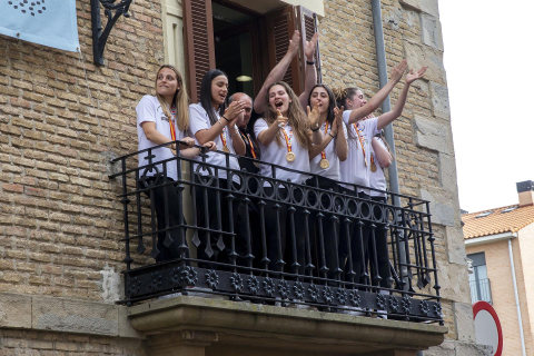 Recibimiento al Gurpea Beti Onak en Villava.