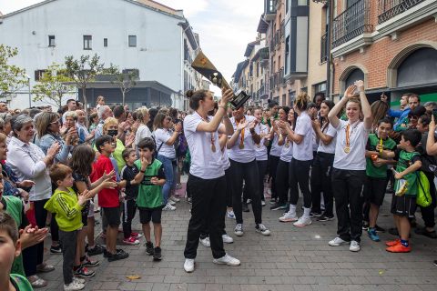 Recibimiento al Gurpea Beti Onak en Villava.