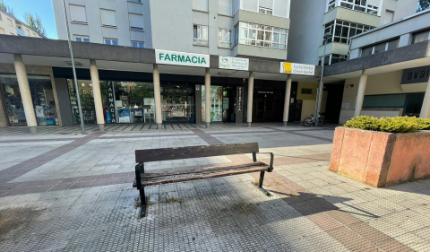 En la plaza de los tilos de Barañáin hay mucha gente bebiendo alcohol, que orina en las esquinas y vomita en los mismos bancos. El ayuntamiento no lo limpia. ¡Da asco!