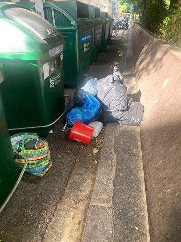 Un día cualquiera por la mañana. Fracaso del nuevo sistema de contenedores en Paseo de Sarasate. Olor a orines y excrementos, resultado de los botellones nocturnos. Un foco de infecciones con peligro para los vecinos