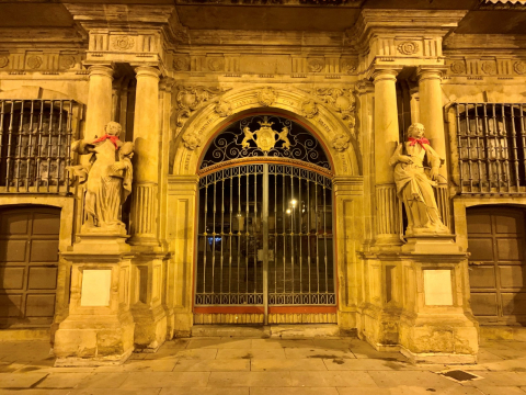 Fotos de las esculturas de Pamplona adornadas con pañuelicos rojos.