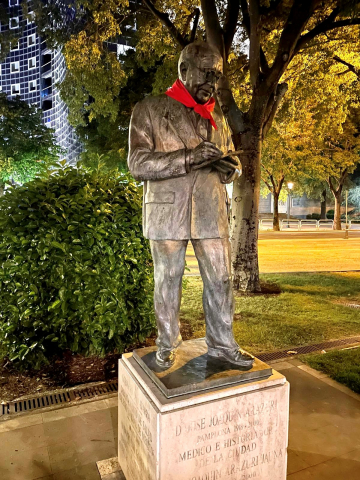 Fotos de las esculturas de Pamplona adornadas con pañuelicos rojos.