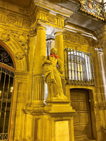 Fotos de las esculturas de Pamplona adornadas con pañuelicos rojos.