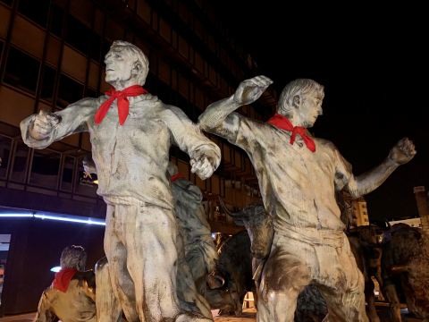 Fotos de las esculturas de Pamplona adornadas con pañuelicos rojos.